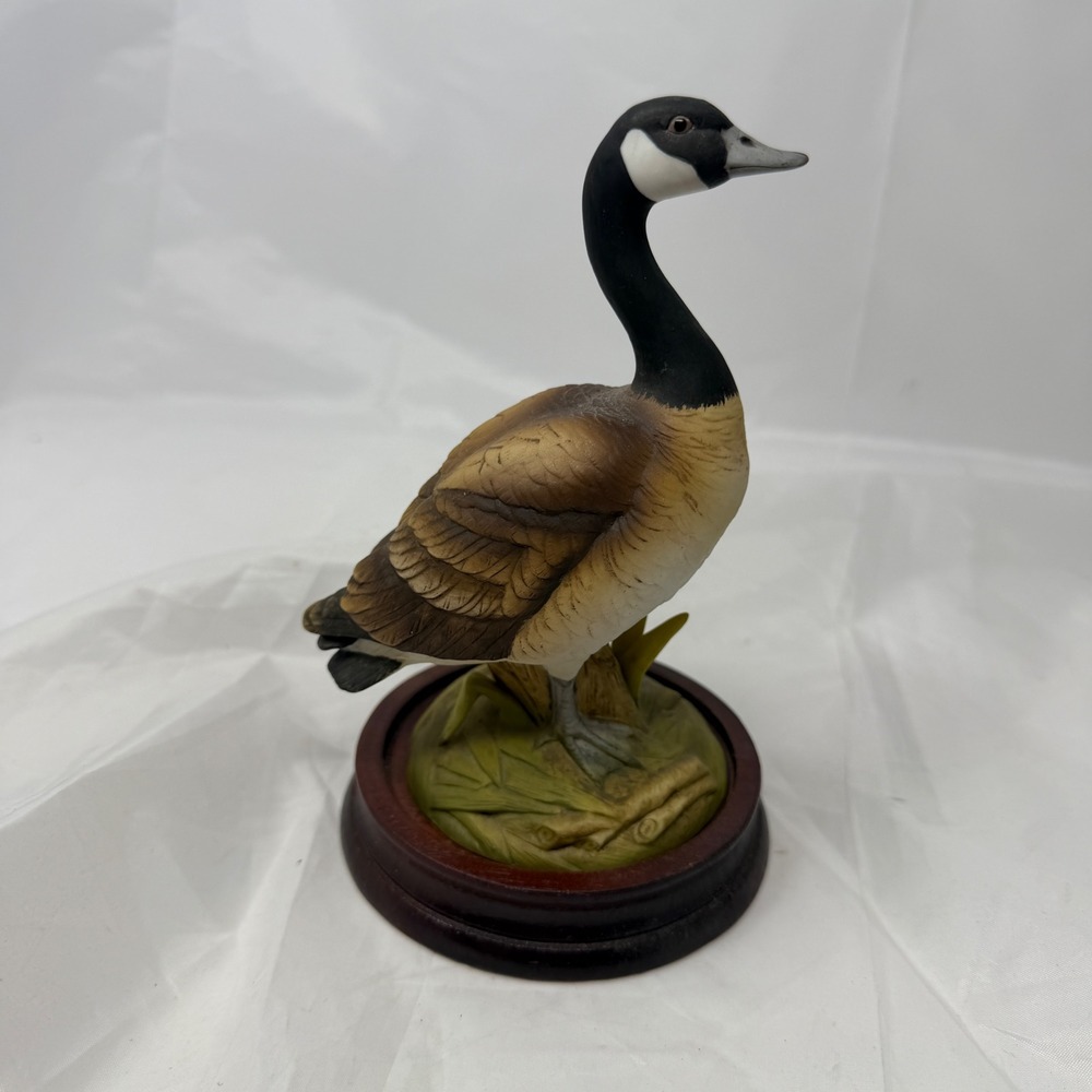 Andrea by Sadek Canada Goose Porcelain Figurine 6721 Bird Statue Wood Base Japan